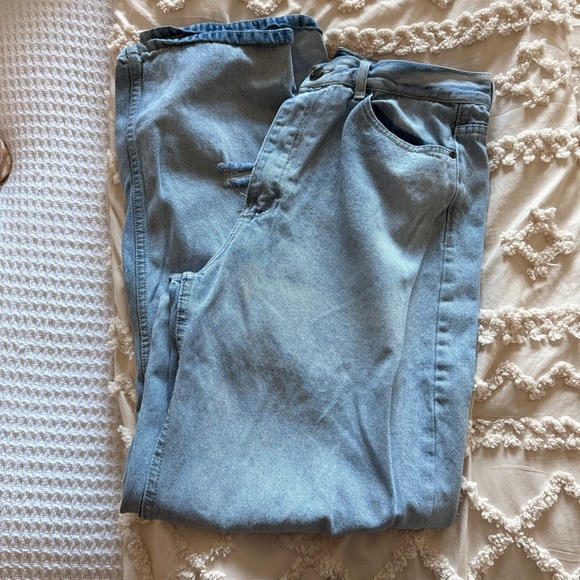 Boohoo Light Blue Distressed Straight Jeans - Picture 3 of 6
